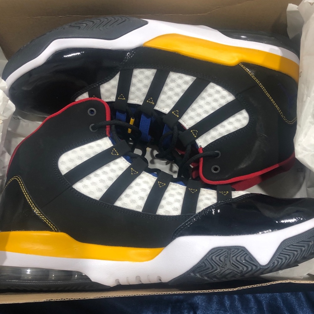 (WORN ONCE) Jordan aura max purple/white